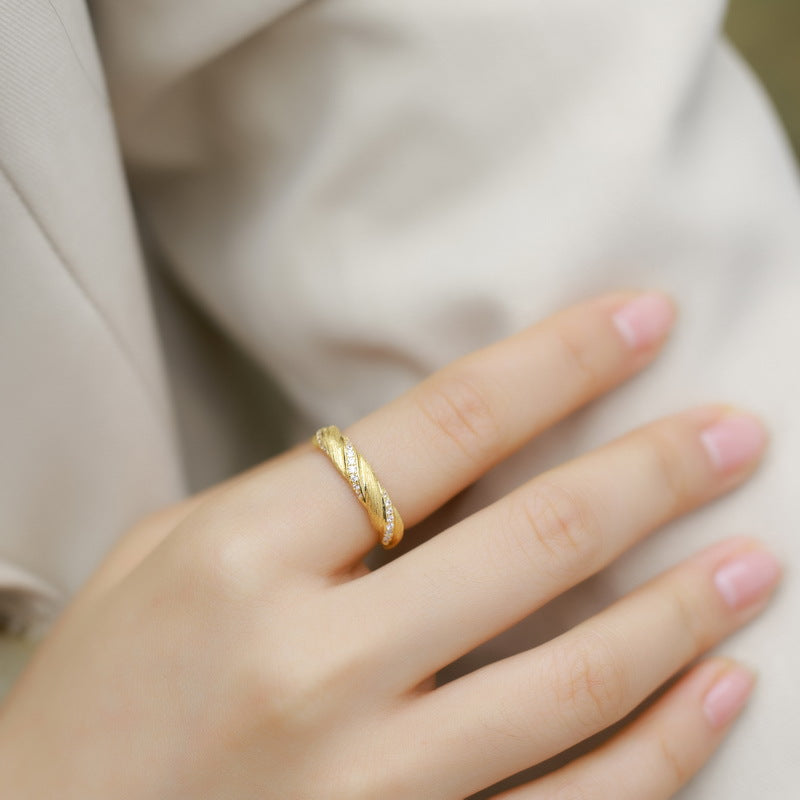 Additional view 2 of the VYLOREN Möbius Brushed Ring